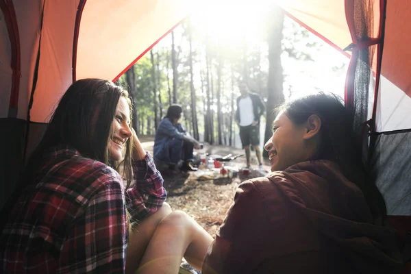 Jovens amigos viajantes na floresta — Fotografia de Stock