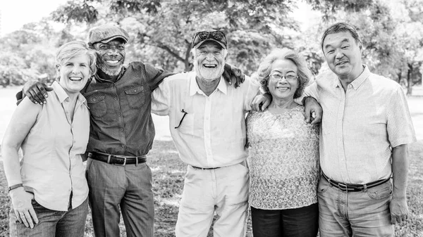 Diverse Senior vrienden Ootdoors — Stockfoto