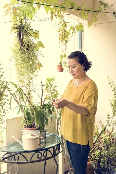 Asijské žena v domácí zahradě — Stock fotografie