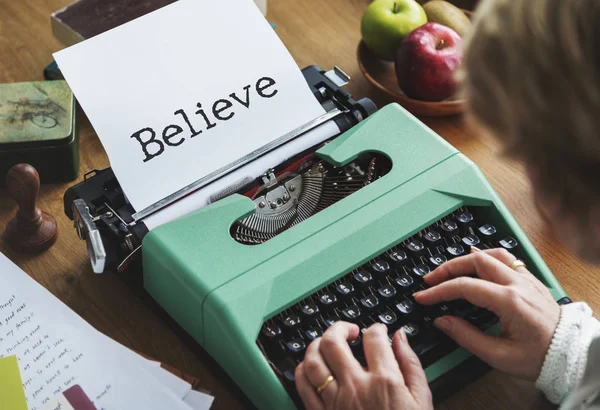 Journalist vrouw te typen op typewriting machine — Stockfoto