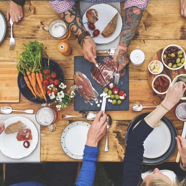 Група людей обідають разом — стокове фото