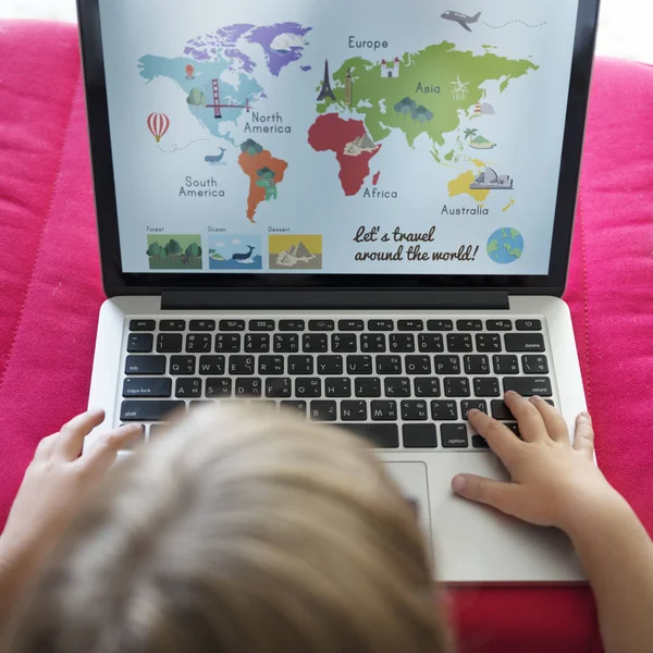 Kid using laptop — Stock Photo, Image