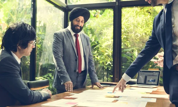 Les gens d'affaires travaillant dans le bureau — Photo