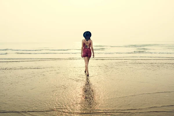 Mooie vrouw op strand — Stockfoto