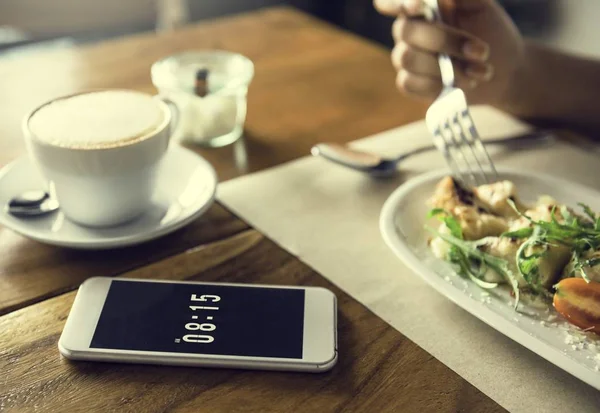 Persoană care ia masa la masă cu cafea — Fotografie, imagine de stoc