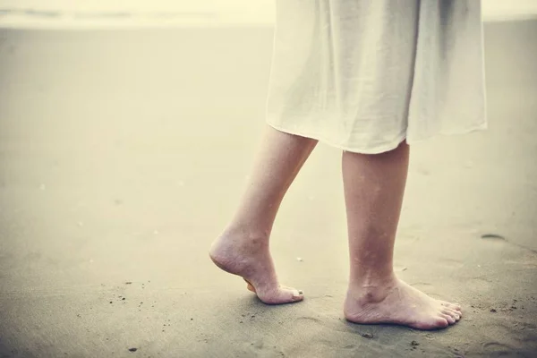 De benen van de vrouw op oceaan strand — Stockfoto