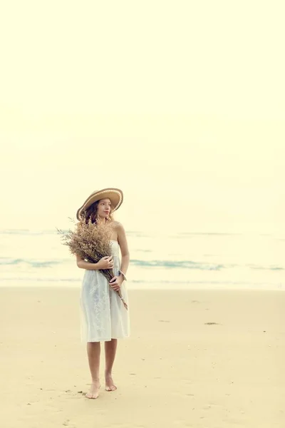 Belle femme avec des fleurs sèches — Photo