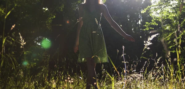 Mujer Relájate en la naturaleza — Foto de Stock