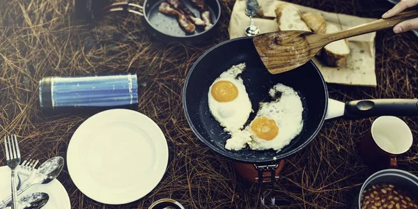 Pessoa que cozinha ovos — Fotografia de Stock