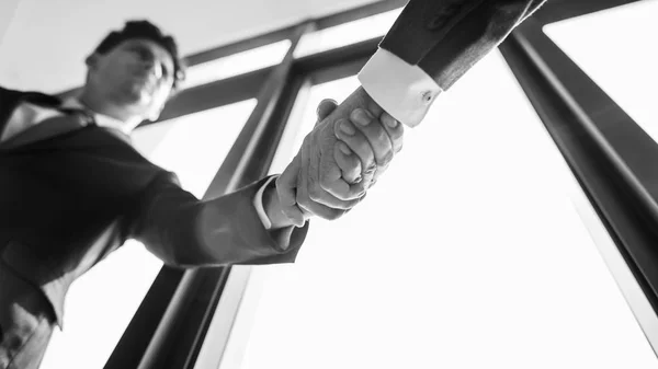 Empresários apertando as mãos — Fotografia de Stock