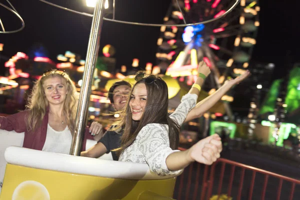 Beste vrienden in attractiepark — Stockfoto