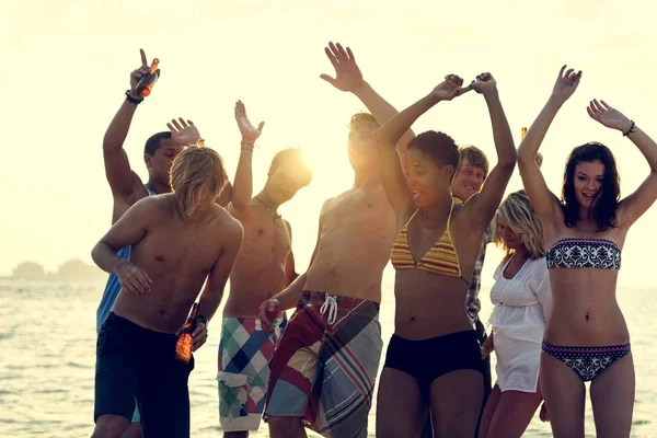 Persone che godono di festa in spiaggia — Foto Stock