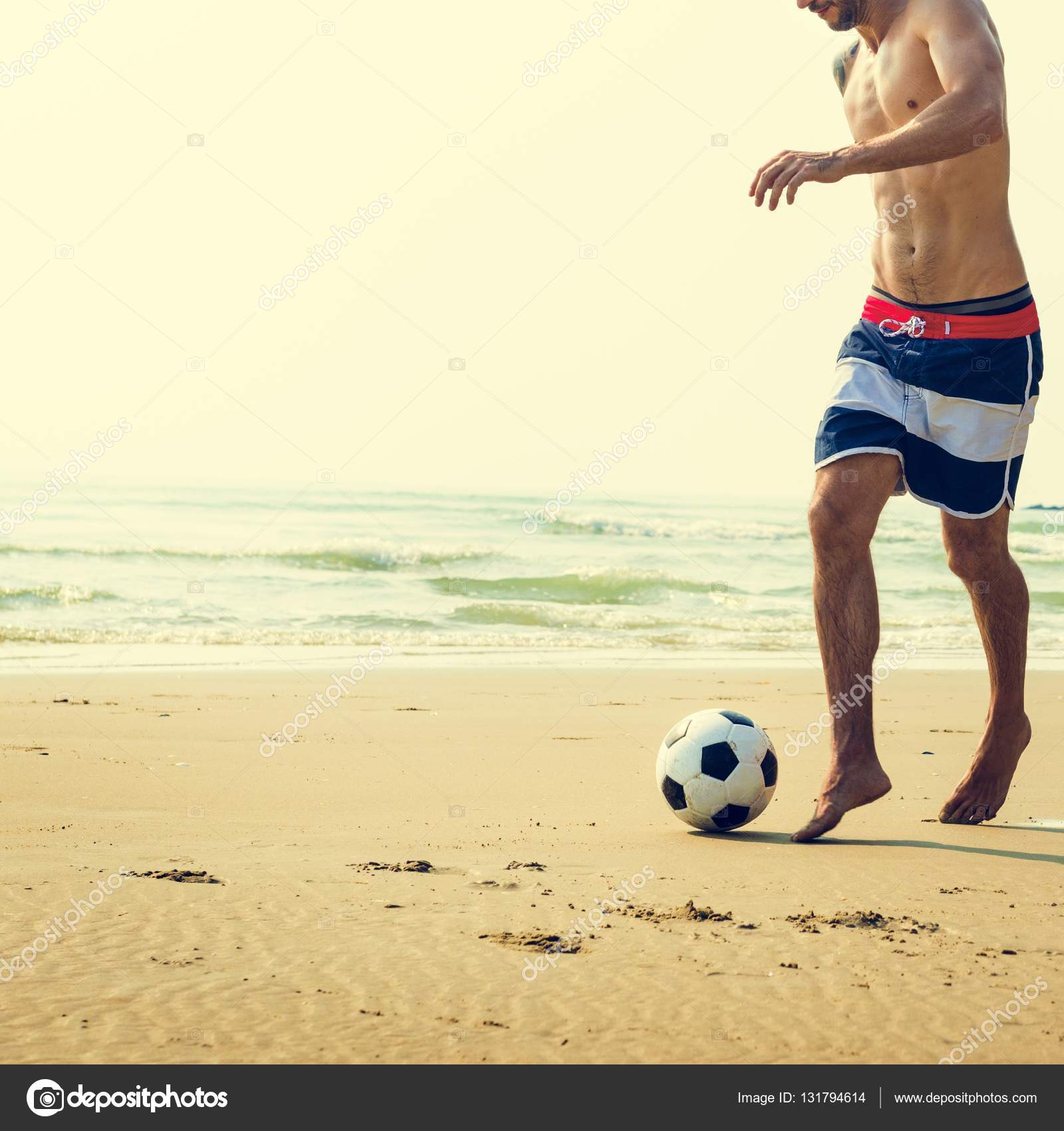 Человек Играет В Пляжный Футбол Стоковое Фото ©Rawpixel 131794614