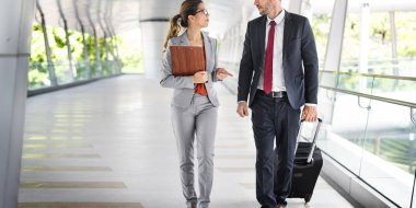 iş adamları iş tartışıyor