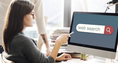 monitörde gösterilen kadın 