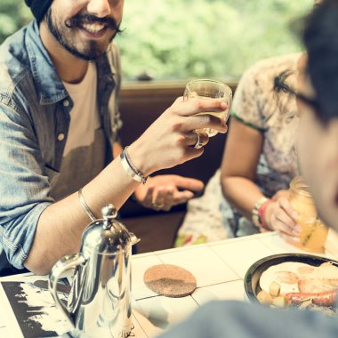 restoranda içki arkadaşları