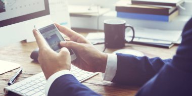 Akıllı telefon kullanan iş adamı