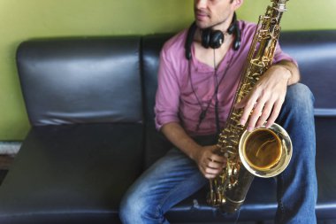Yakışıklı Jazzman saksafon holding