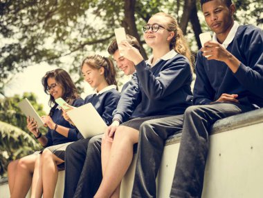 Çeşitli Öğrenciler üniversite üniformalı