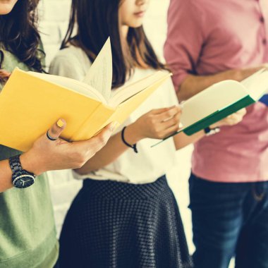 Öğrenciler kitap okuyor