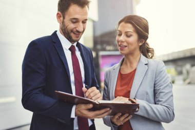 iş adamları iş tartışıyor