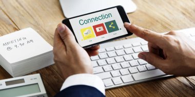 Akıllı telefon kullanan iş adamı