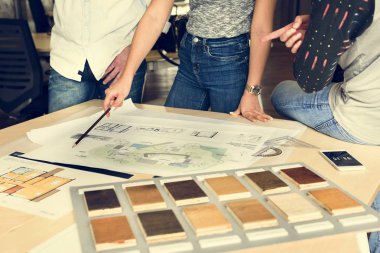 İnsanlar mimar planı ile çalışma