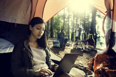 Dizüstü bilgisayar kullanan kadın