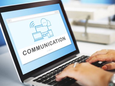 dizüstü bilgisayarda çalışan insan