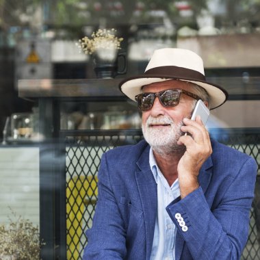 Cep telefonunuzda konuşan üst düzey adam