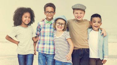 Şirin çocuklar birlikte oynamak