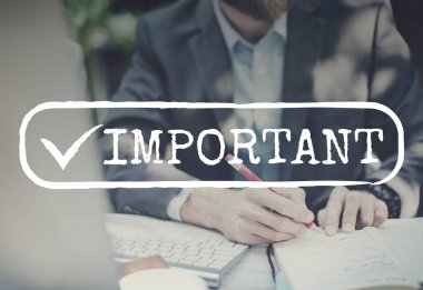 İşadamı çalışma ve günlüğü notlarda yazma