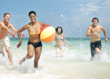 Kumsalda topla oynamayı insanlar