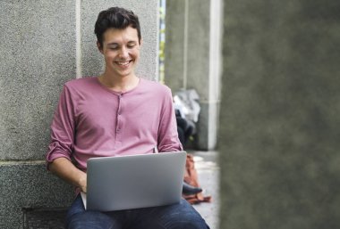 Tarama dizüstü genç adam