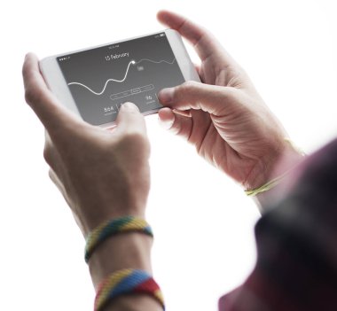 insan elinden tutarak cep telefonu