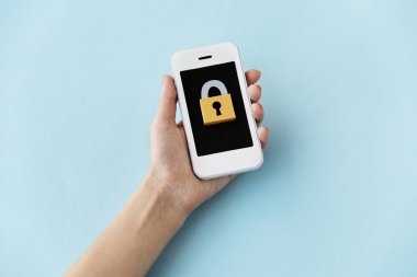 Akıllı telefon kullanan kadın