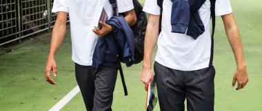 Çeşitli Öğrenciler üniversite üniformalı