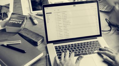 Dizüstü bilgisayar kullanan iş adamı