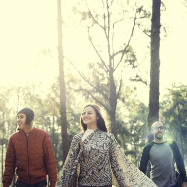 Ormanda yürüyüş arkadaş