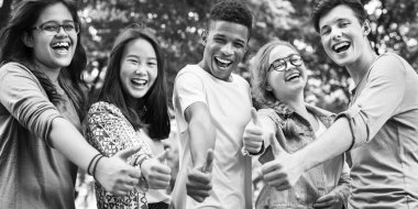 Başparmak yukarıya ile çeşitli arkadaşlar