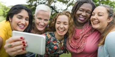 Kadınlar kendilerini fotoğrafını çekmek