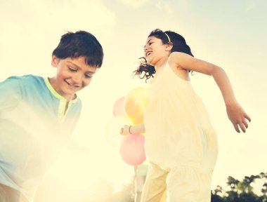 Çocuklar balonlarla oynuyor