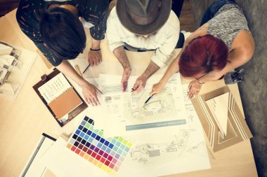 İnsanlar mimar planı ile çalışma