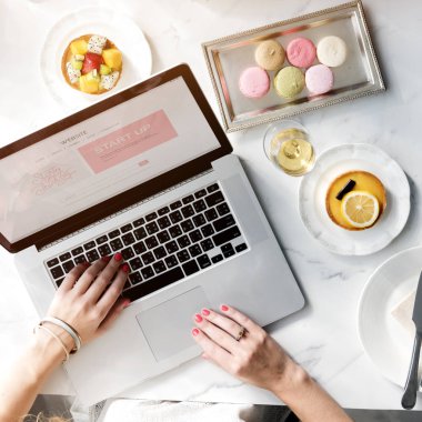 Dizüstü bilgisayar kullanan kadın