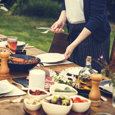Akşam yemeği için tablo hazırlama kadın