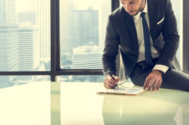 Ofiste çalışan iş adamı