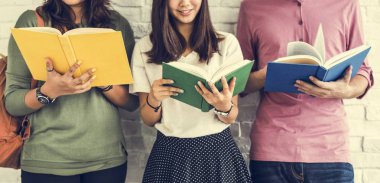 Beyaz duvara karşı ayakta öğrenciler 