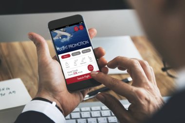 Akıllı telefon kullanan iş adamı