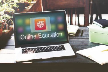 Laptop ahşap masada.