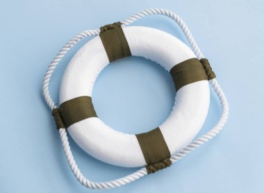 Lifebuoy mavi zemin üzerine
